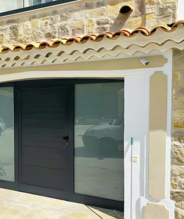 Porte aluminium avec vitrage sablé