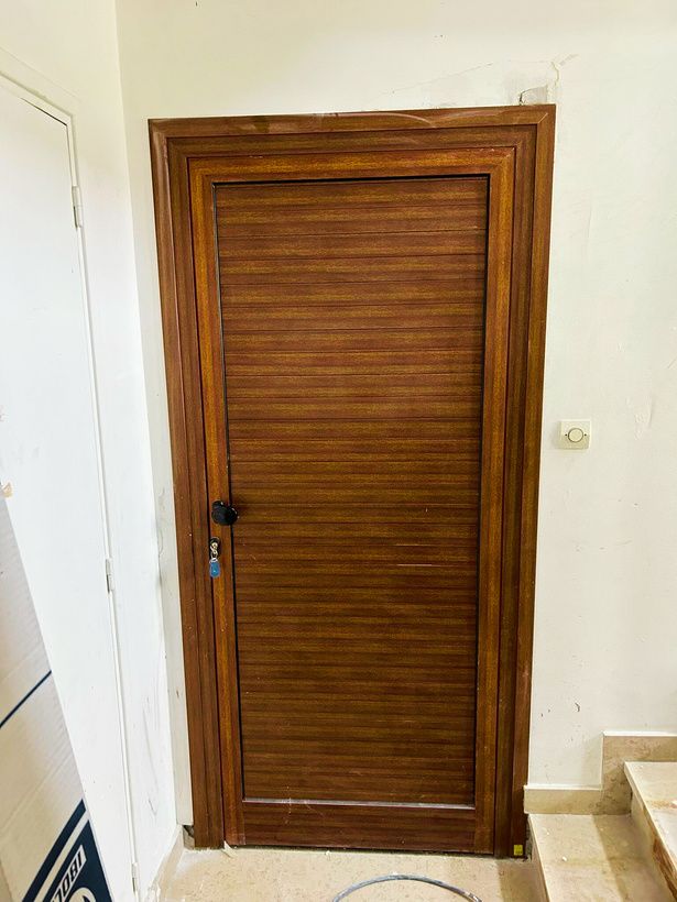 Porte aluminium avec finition aspect bois