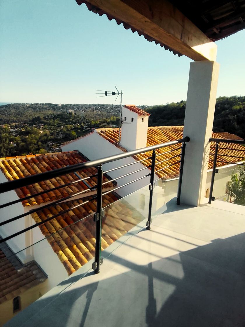 Garde-corps métallique sur une terrasse panoramique