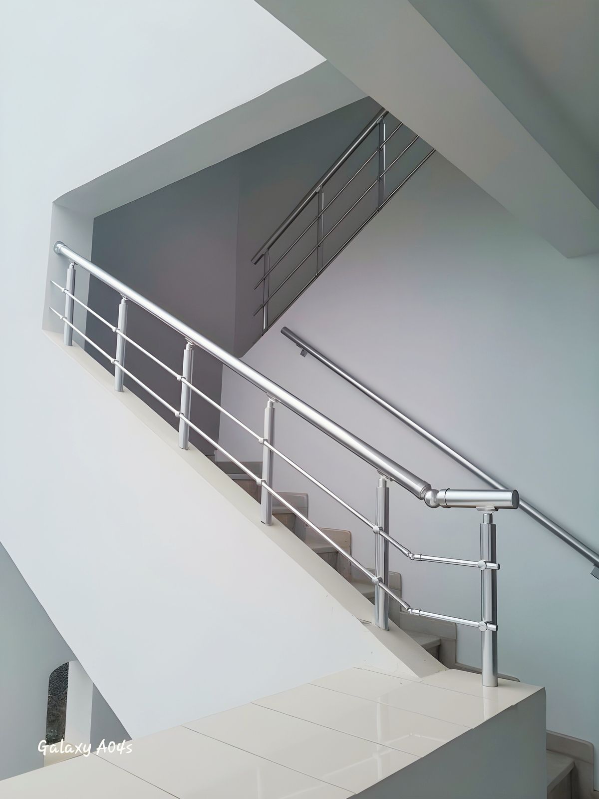 Garde-corps à tiges sur plusieurs volées d’escalier