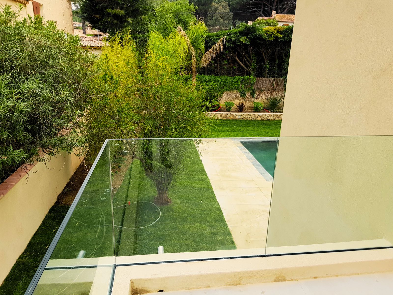 Garde-corps vitré en bordure d’un jardin