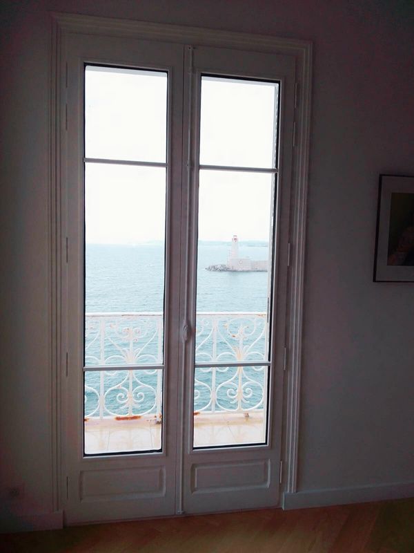 Porte-fenêtre bois peinte en blanc avec vue dégagée