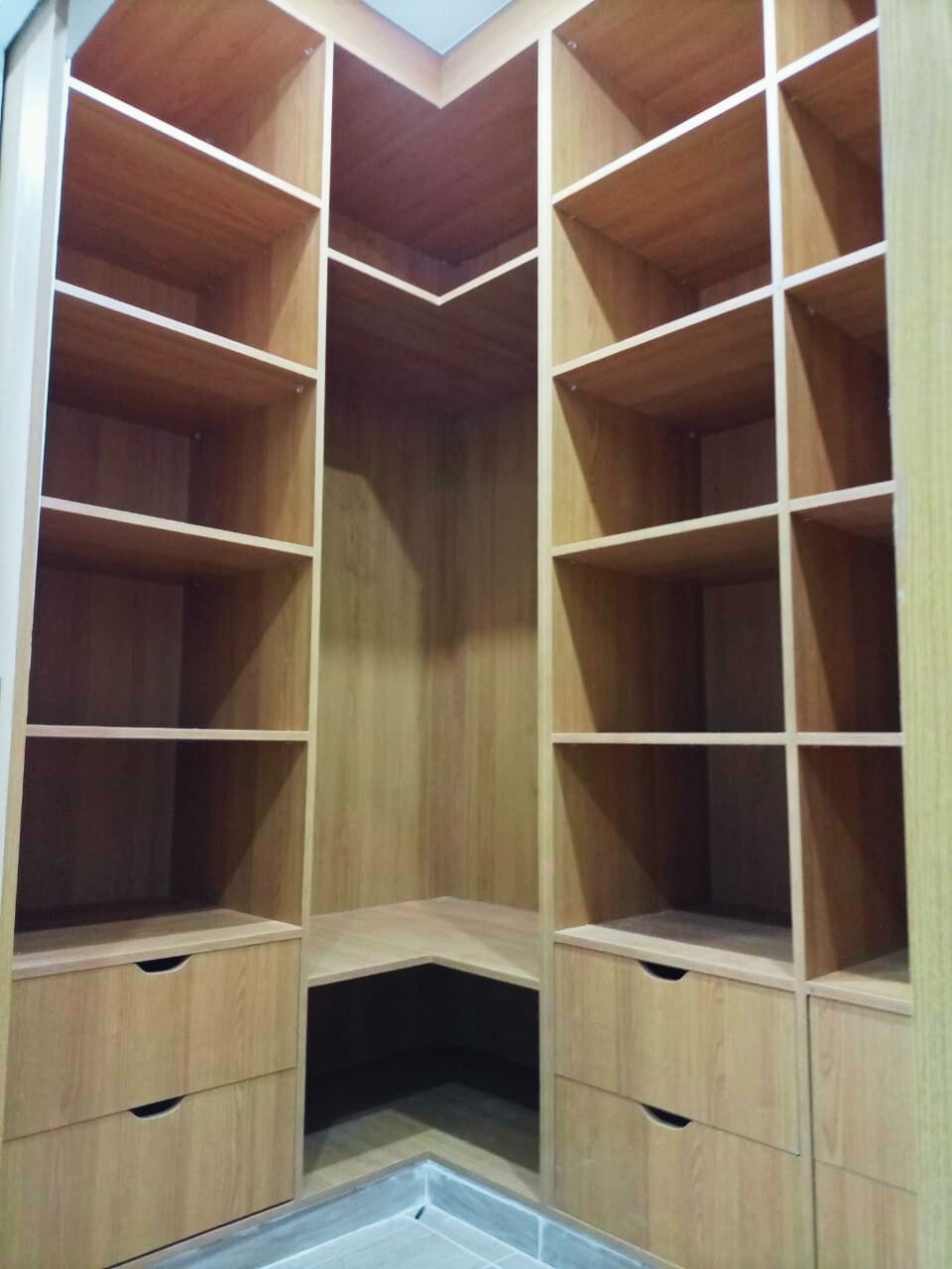 Dressing d’angle ouvert avec étagères et tiroirs bois