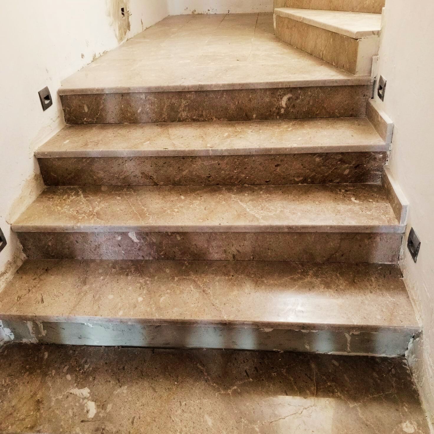 Escalier habillé de marches en pierre beige