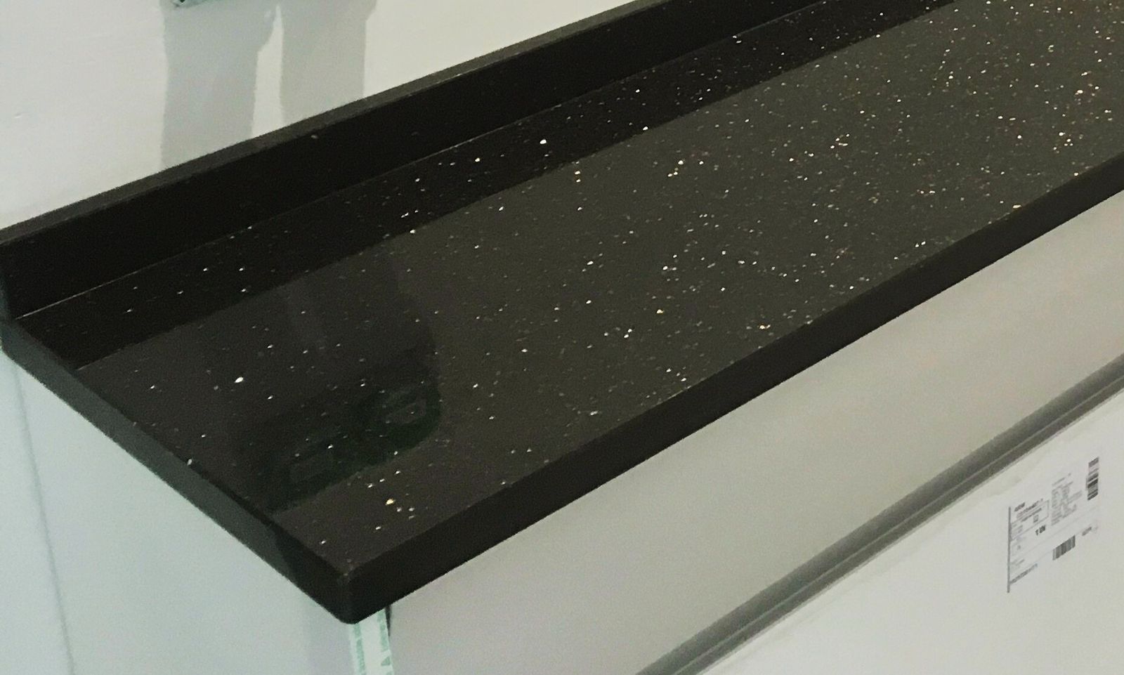 Plan de travail sombre avec évier découpé dans la surface