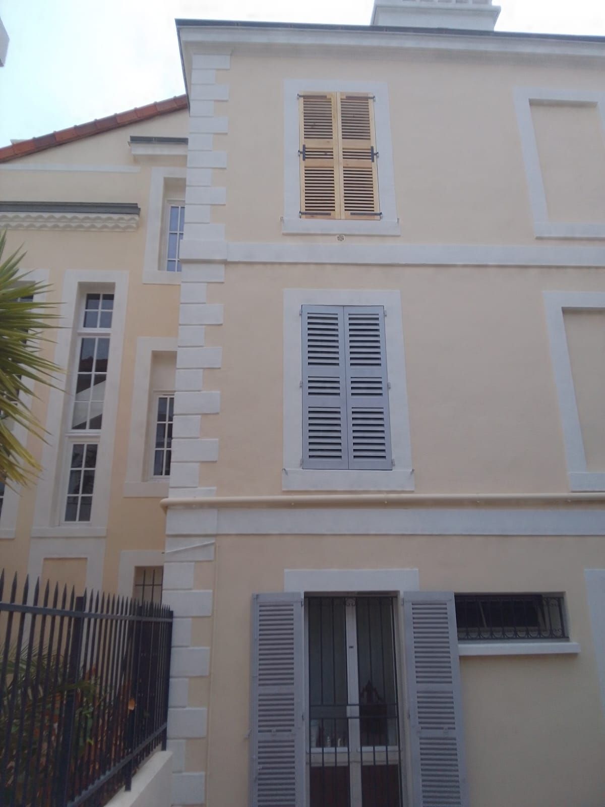 Façade claire avec persiennes bois