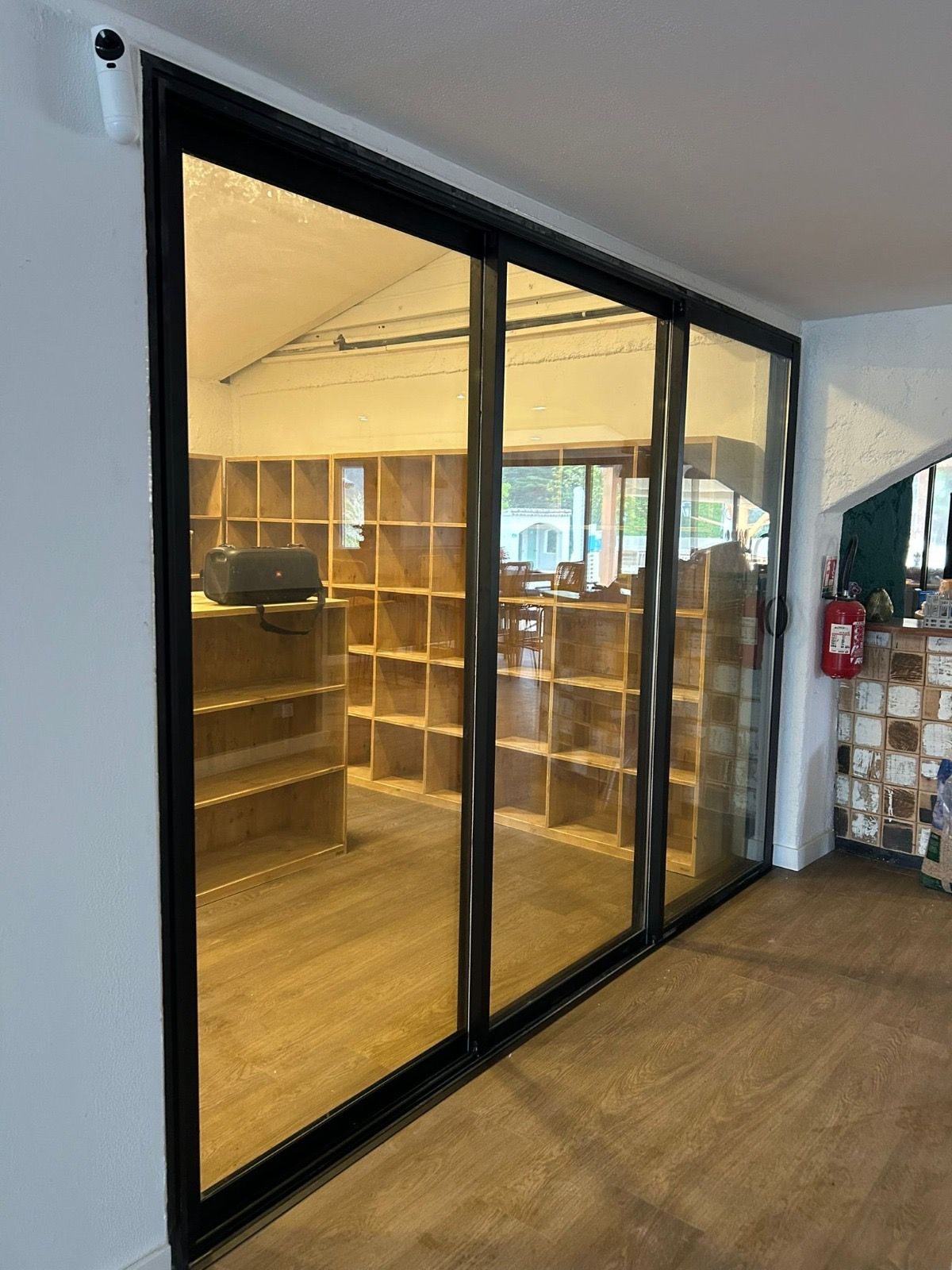 Verrière noire séparant un espace de rangement