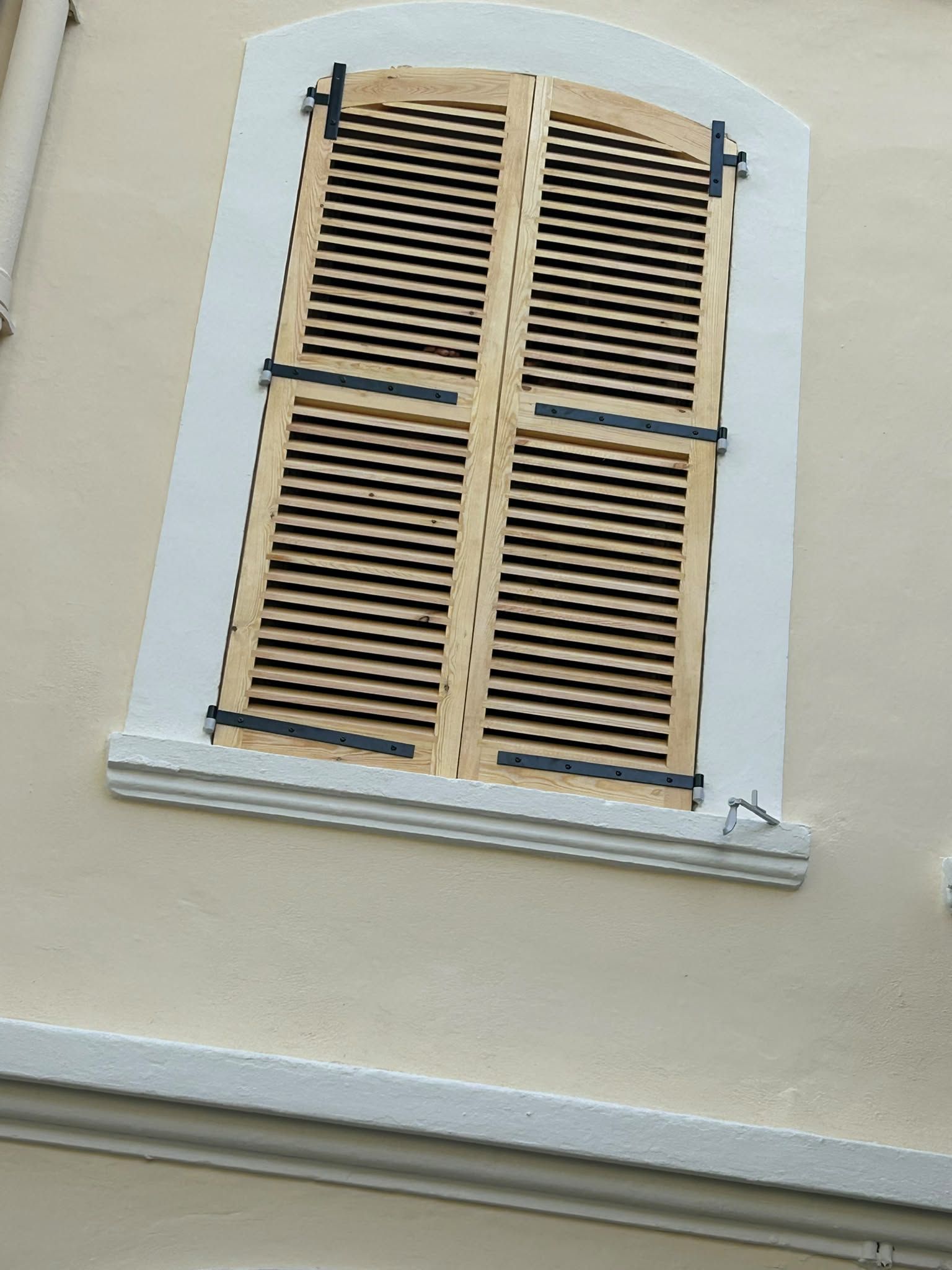 Persiennes bois à lames en façade