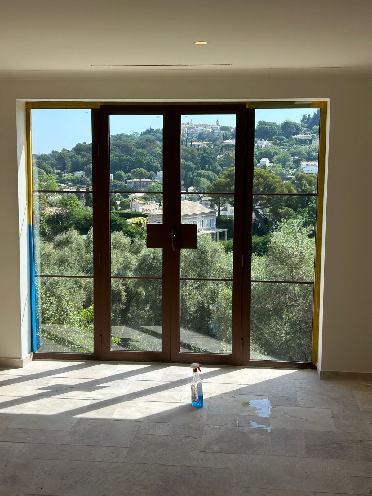 Baie aluminium ouverte sur le jardin