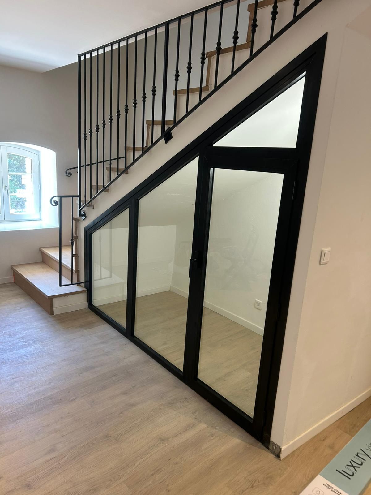 Verrière noire sur mesure sous un escalier