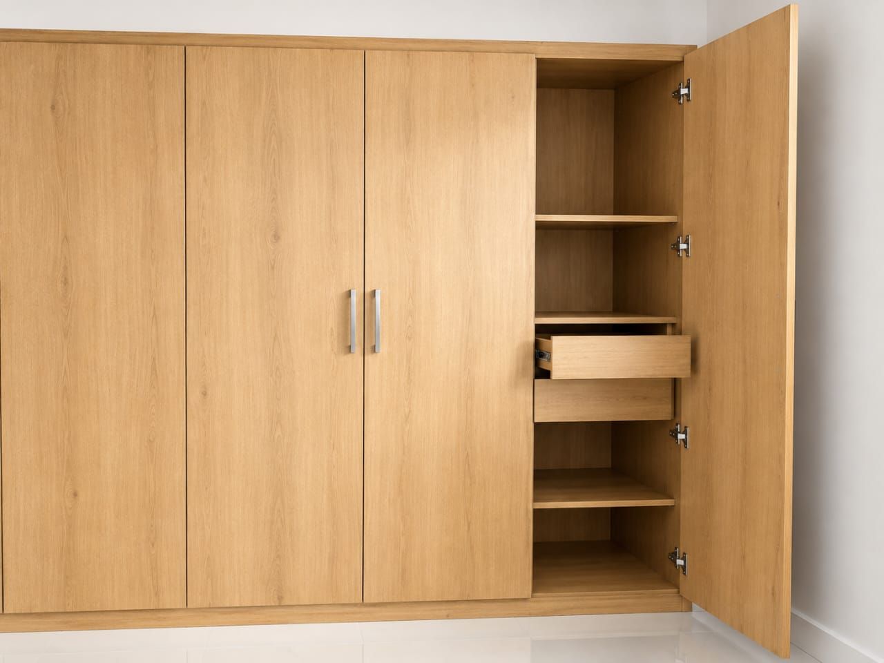 Placard bois avec rangements intégrés