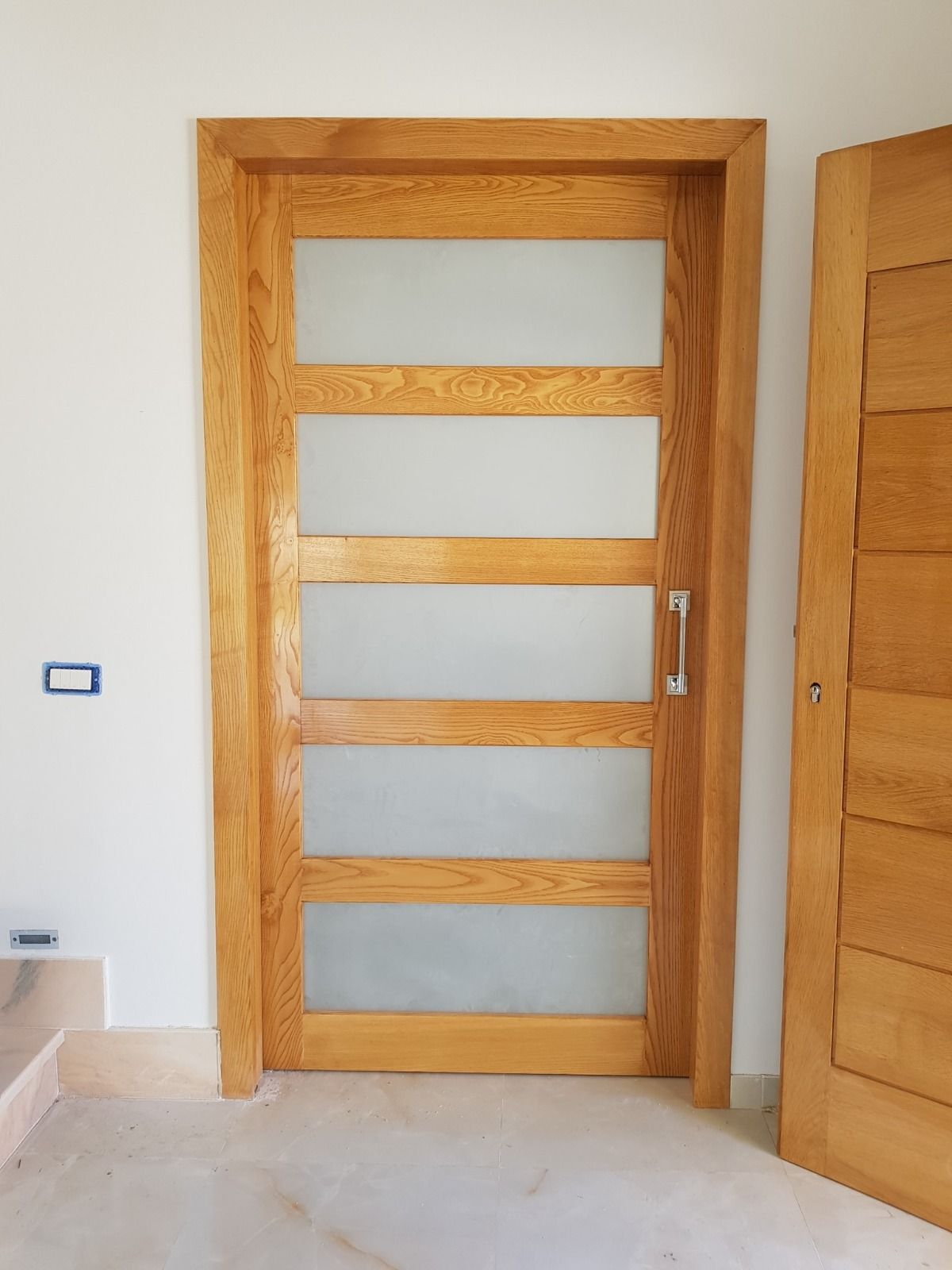 Porte intérieure en bois avec panneaux vitrés