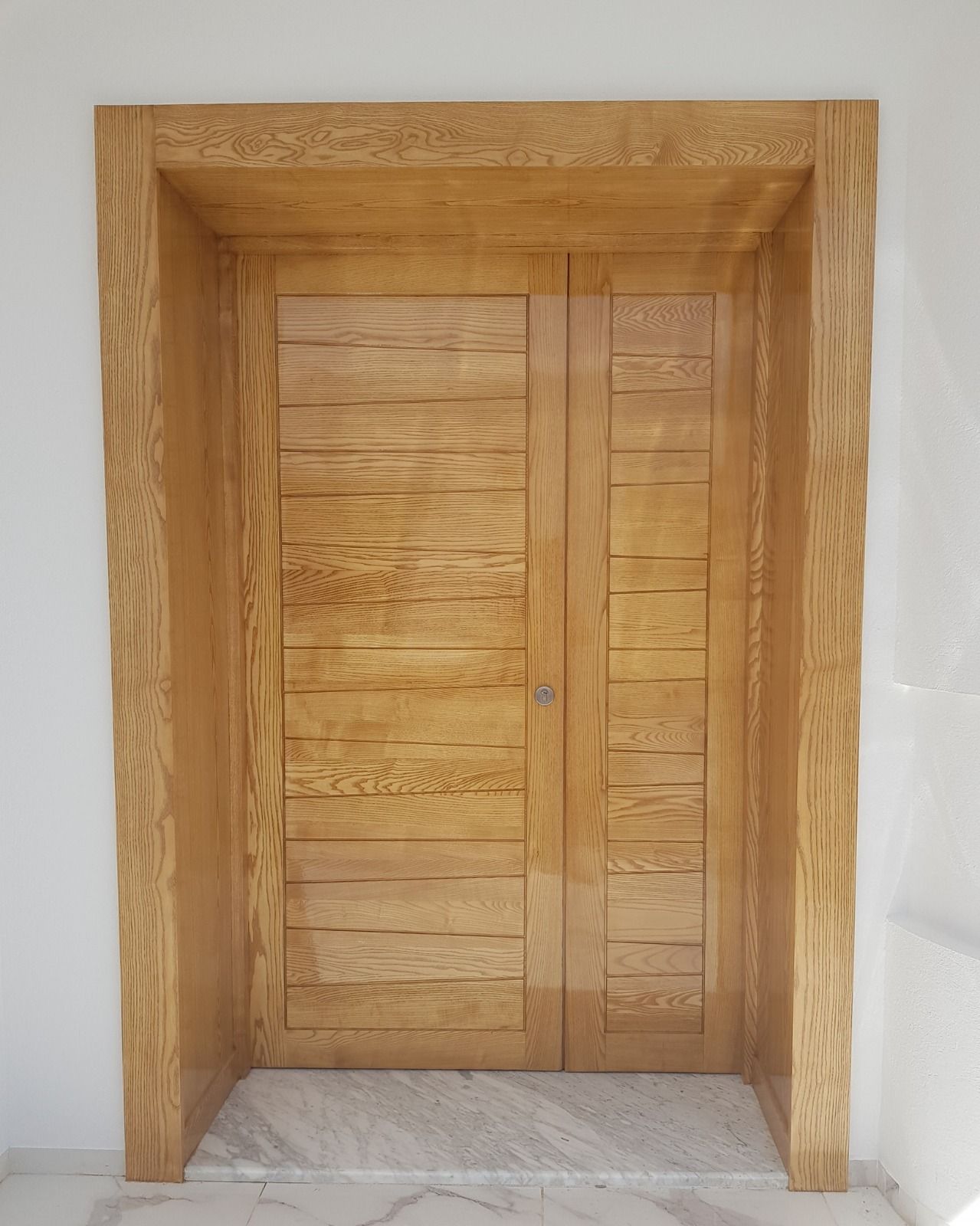 Porte d’entrée en bois clair