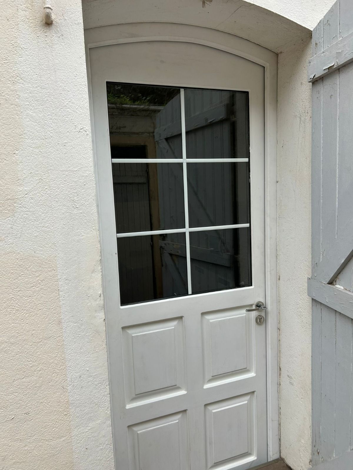 Porte vitrée blanche à deux vantaux