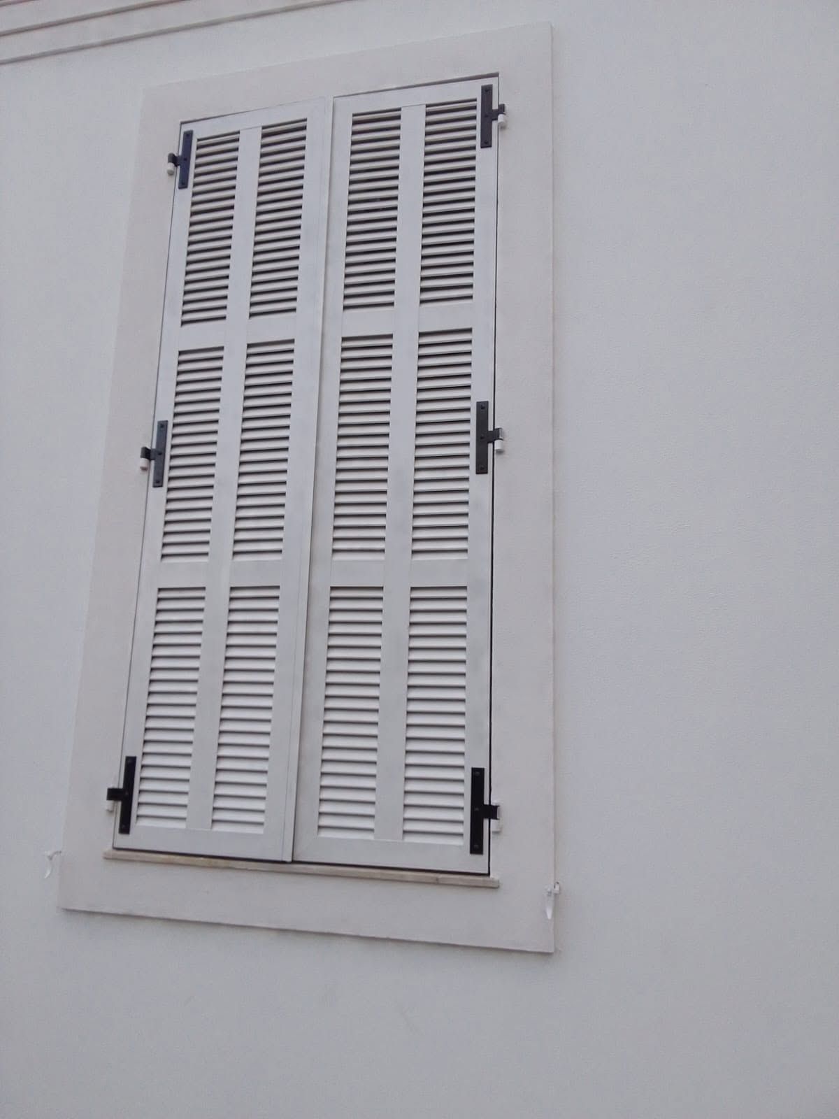 Persiennes bois peintes en blanc à deux battants