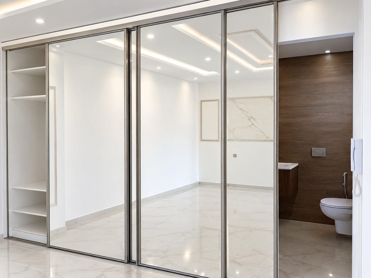 Placard miroir dans un intérieur clair