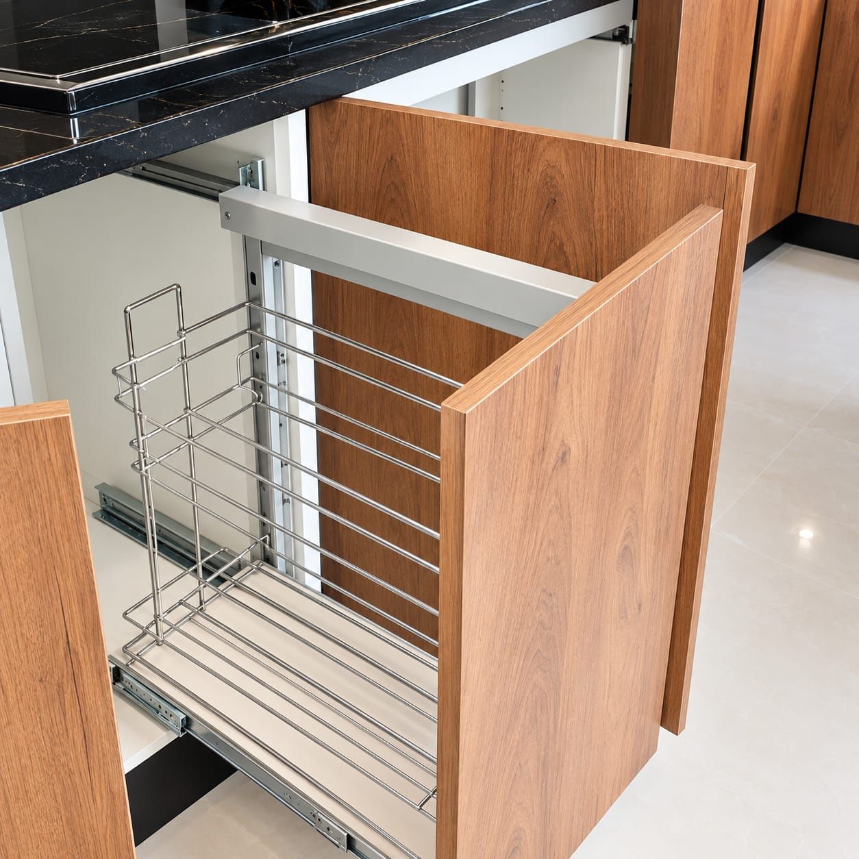 Rangement coulissant dans un meuble de cuisine