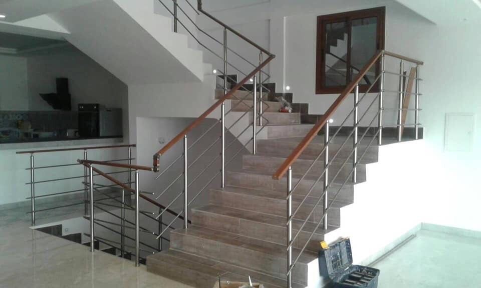 Rampe à tiges et main courante bois dans un escalier