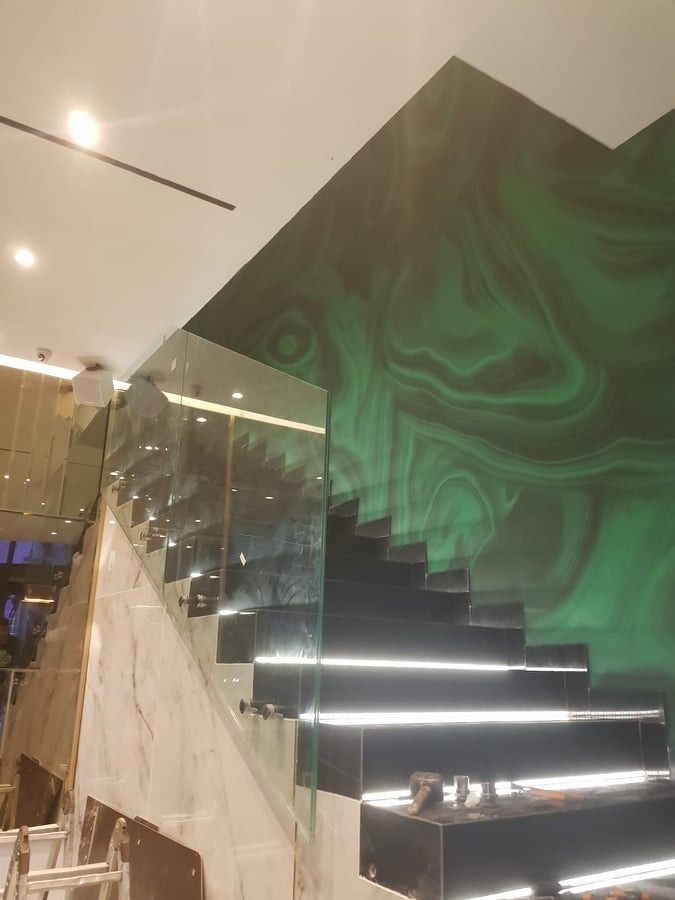Garde-corps en verre dans un escalier éclairé
