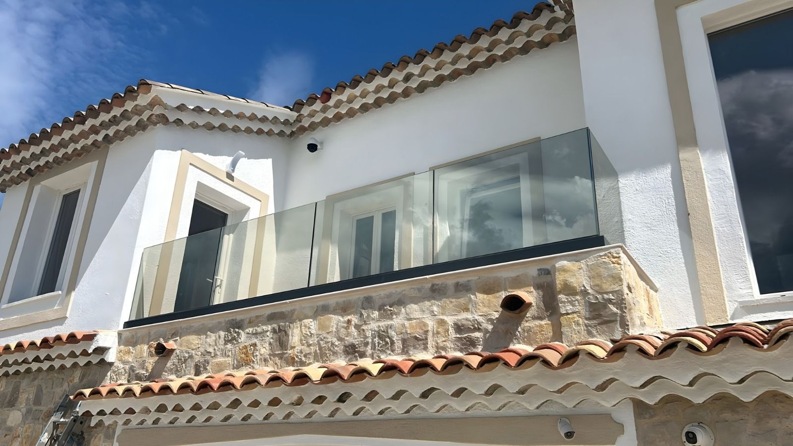 Garde-corps vitré sur un balcon de villa
