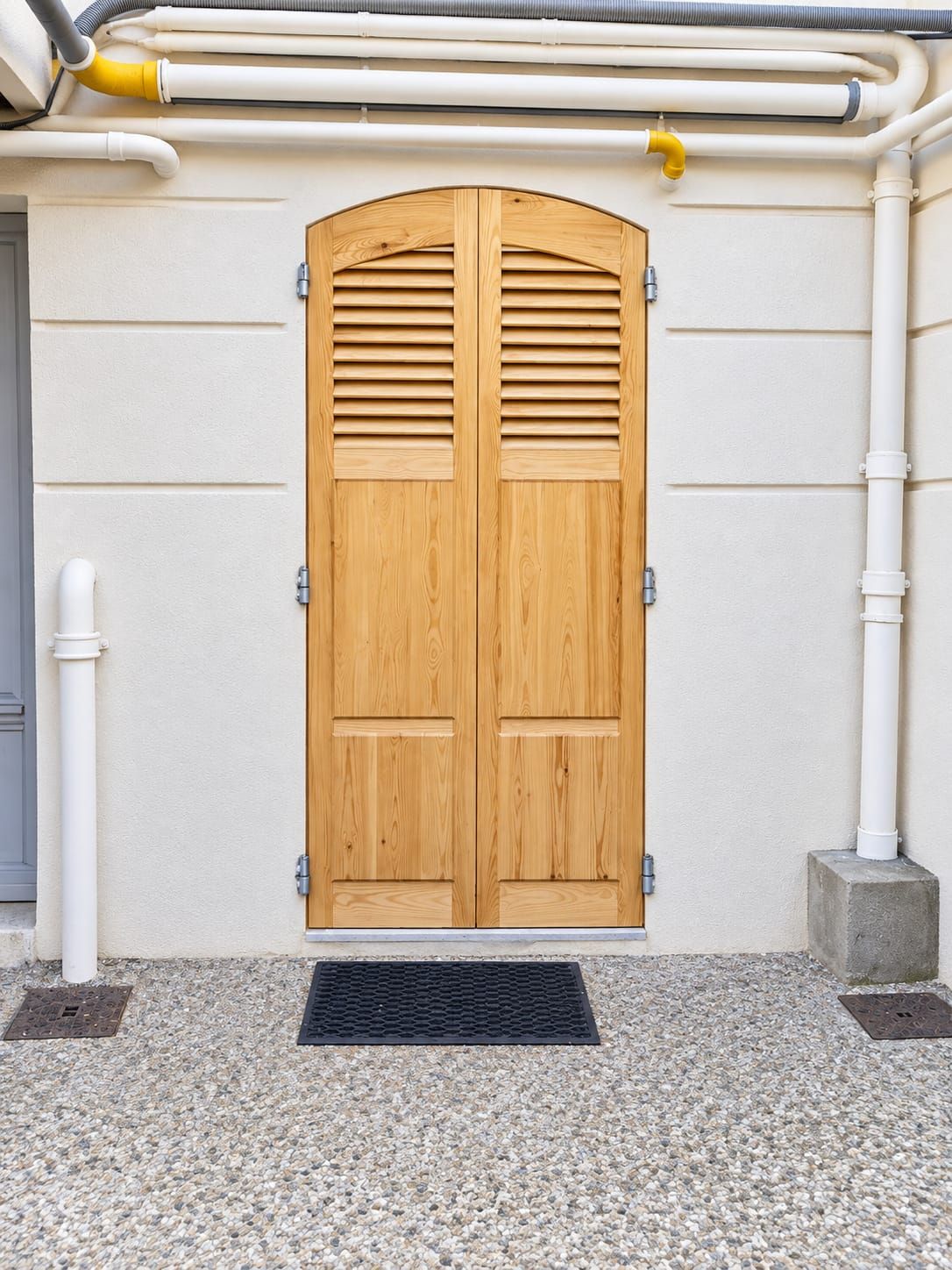 Persienne en bois sur une entrée