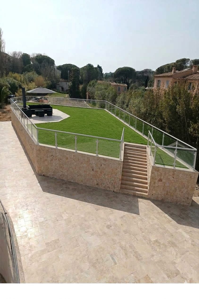 Garde-corps sur une terrasse de jardin